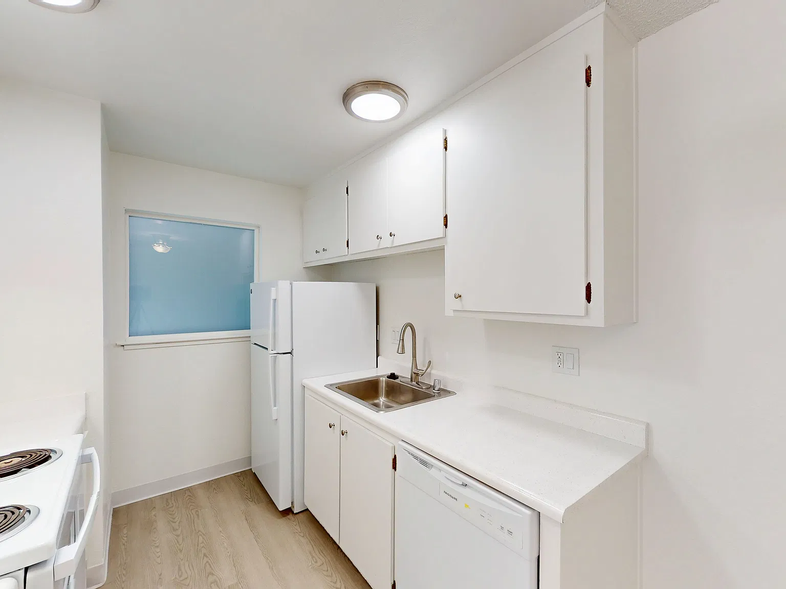 Charming 1 Bedroom, 1 Bath Apartment with Private Deck — Photo 3