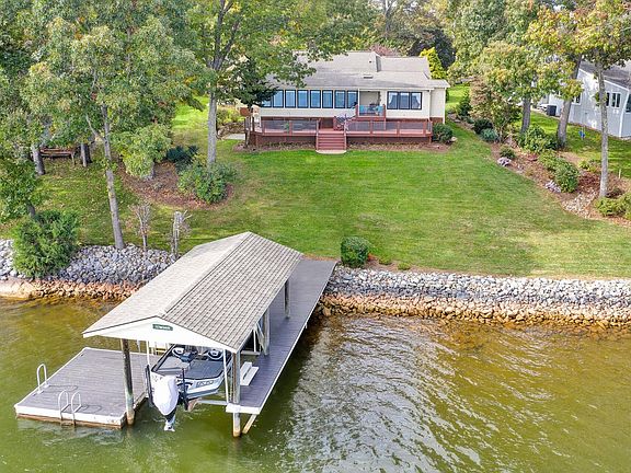 3rd image of 112 Twin Coves Dr