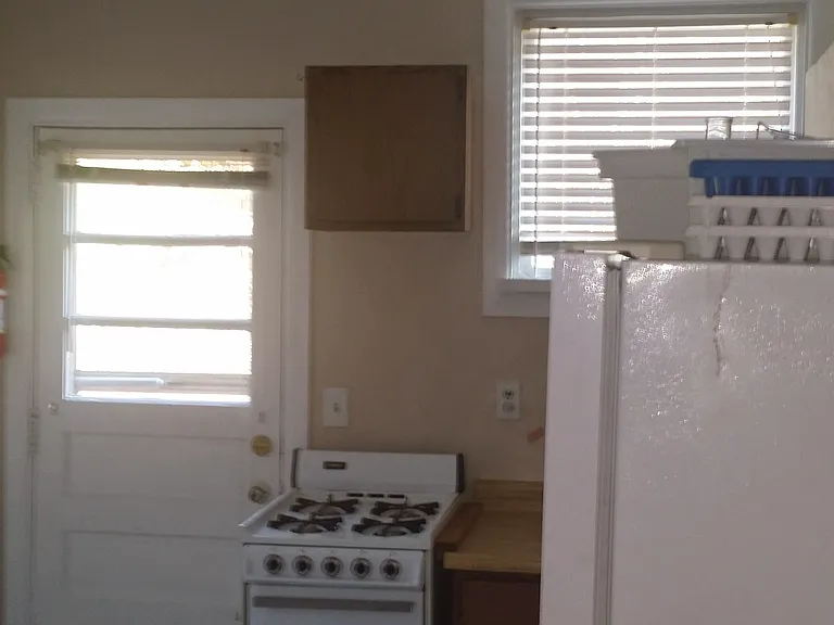 Kitchen with the exit to a backyard