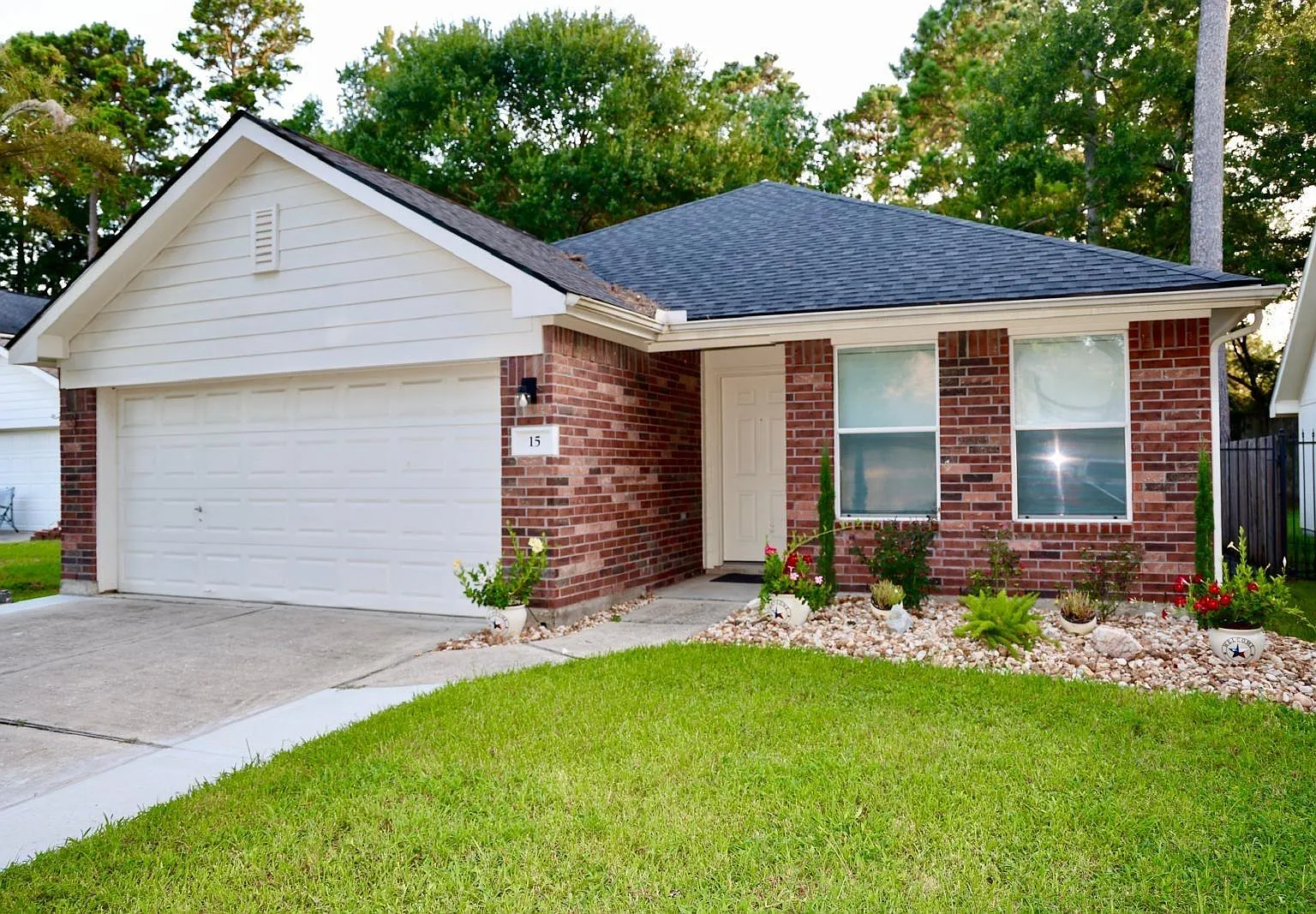 3 bed, 2.0 bath, 1420 sqft, $2,350 — Photo 2