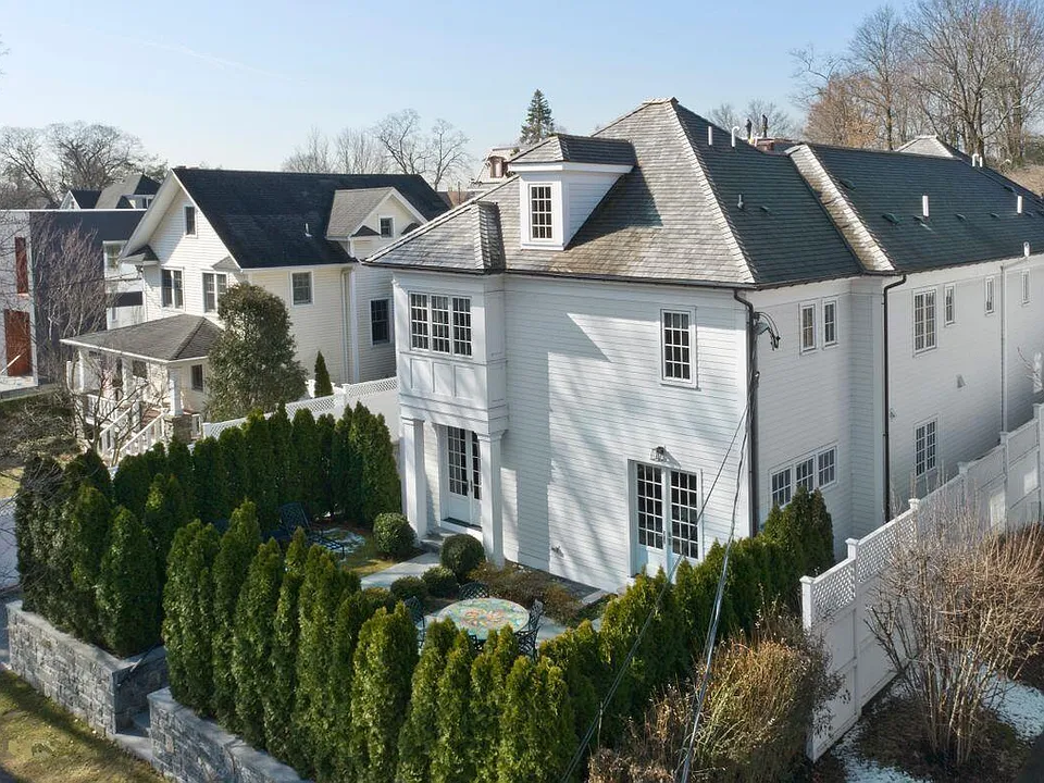 80 Milbank Ave