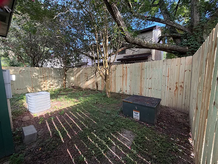 2107 Langley Ave — Photo 16