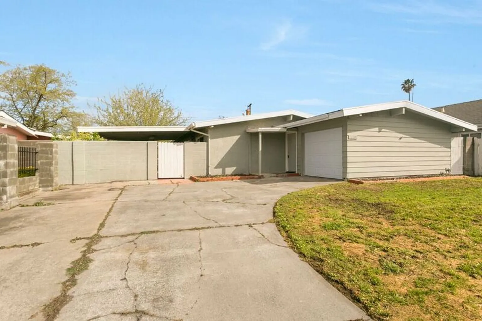 3609 Centinella Dr photo 1