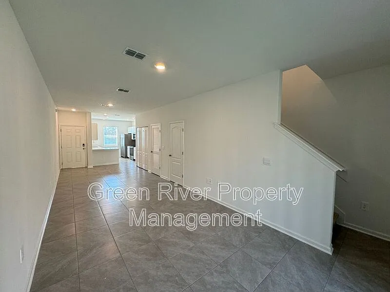 3 bed, 2.5 bath, 1308 sqft, $1,675 — Photo 3