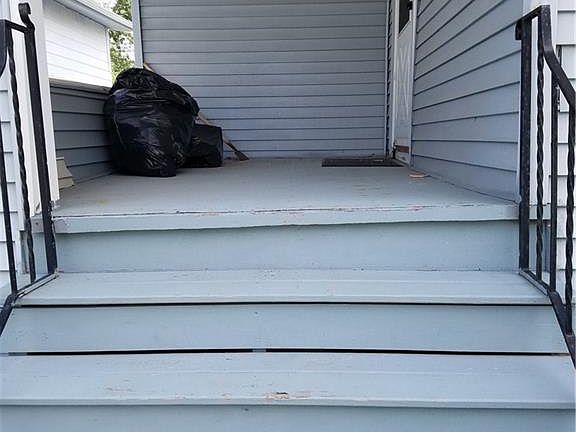 4th image of 229 Parkwood Ave