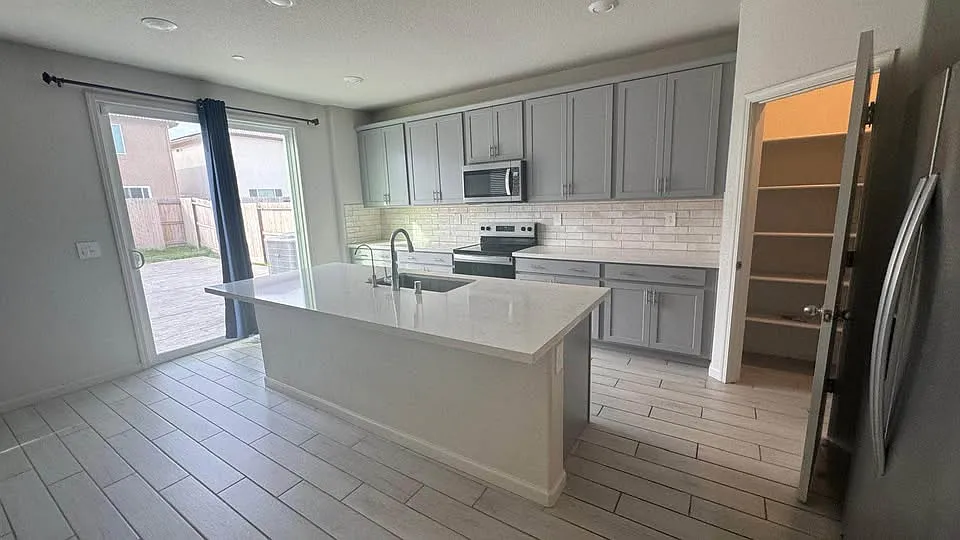 4 bed, 5000 sqft, $3,500 — Photo 4