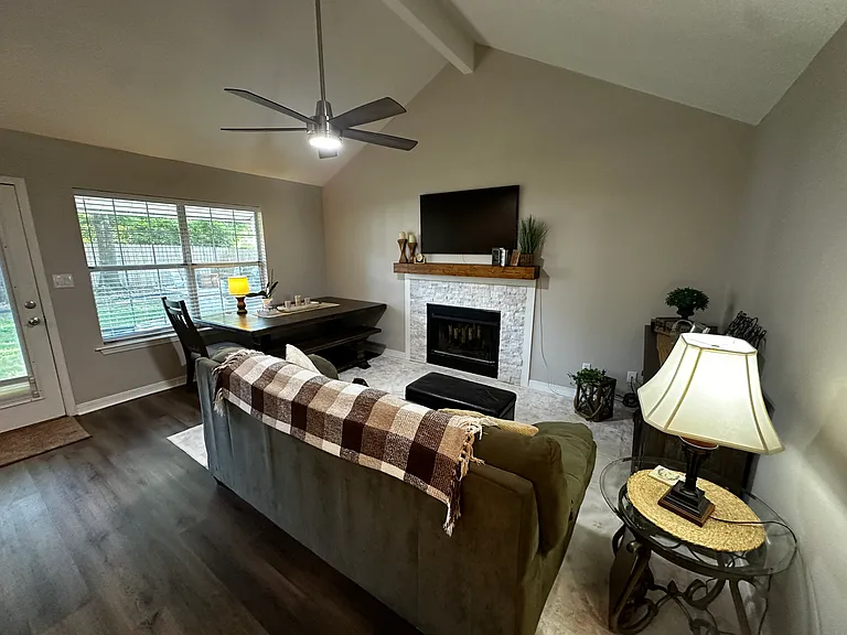 111 Shiloh Dr — Photo 2