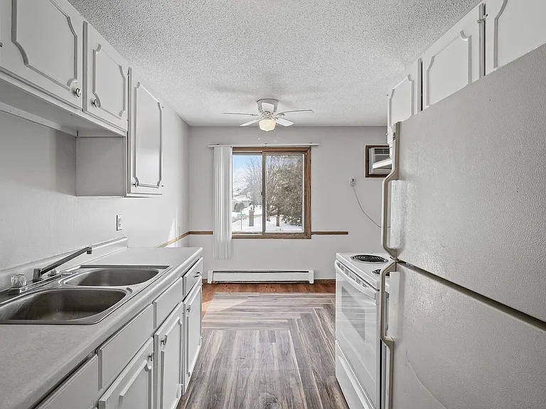 Highland Gables Apartments — Photo 25