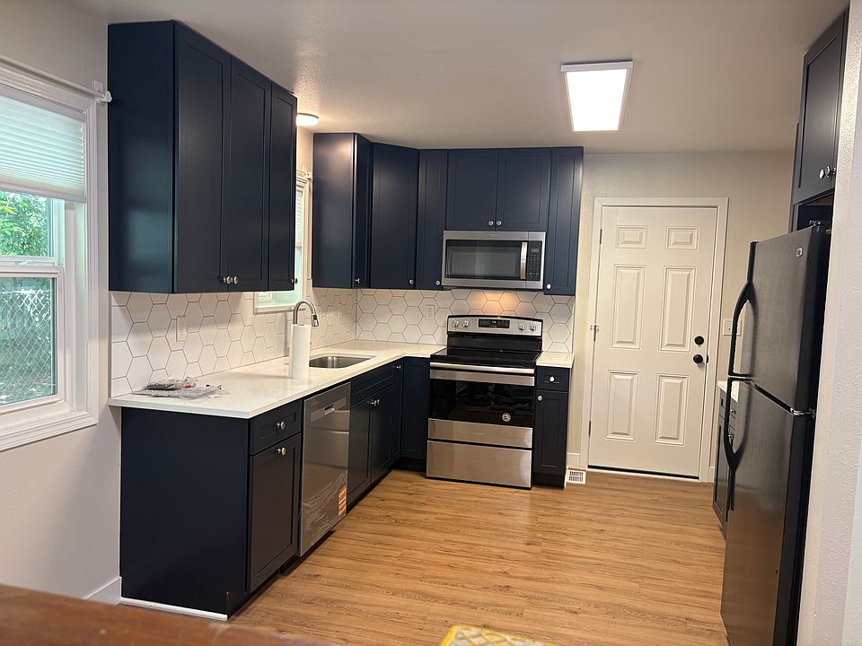 Enjoy preparing meals in the brand new kitchen!