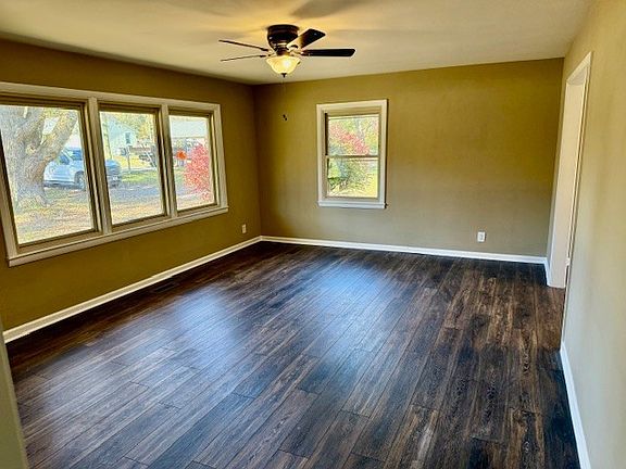 2nd image of 406 Foxboro Ln