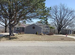 500 Sioux Dr, Ozawkie, KS 66070