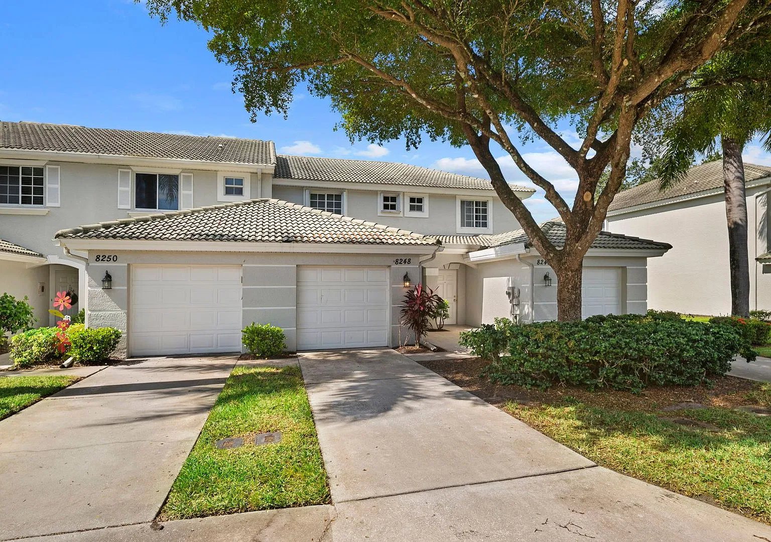 Stunning 2-bedroom, 2.5-bathroom townhome located in Fort Myers — Photo 2
