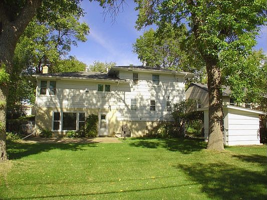 Big back yard with built in grill and patio
