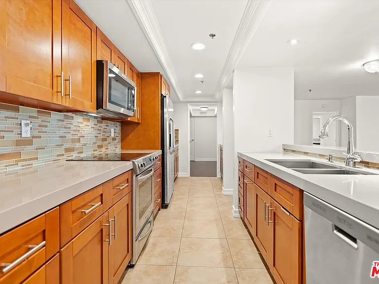 10660 Wilshire Blvd #705 — Photo 18