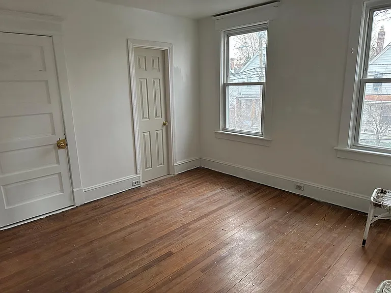 Large Bedroom pic 1