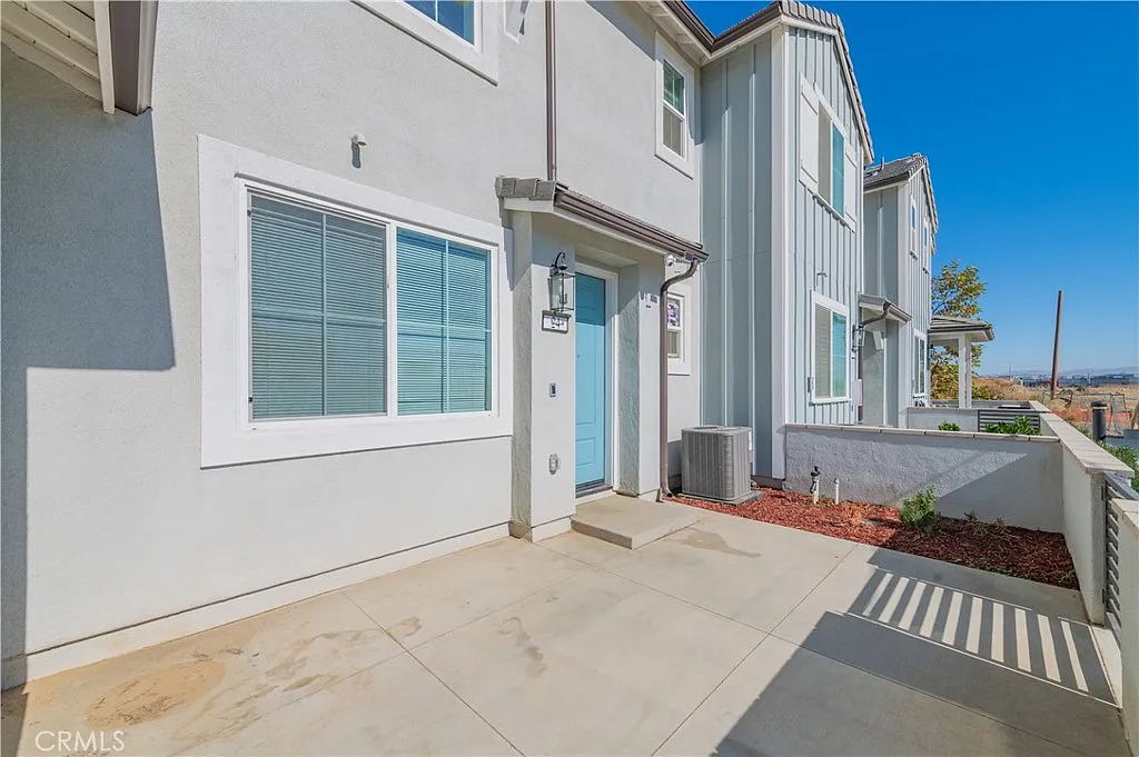 3 bed, 2.5 bath, 1570 sqft, $3,150 — Photo 1