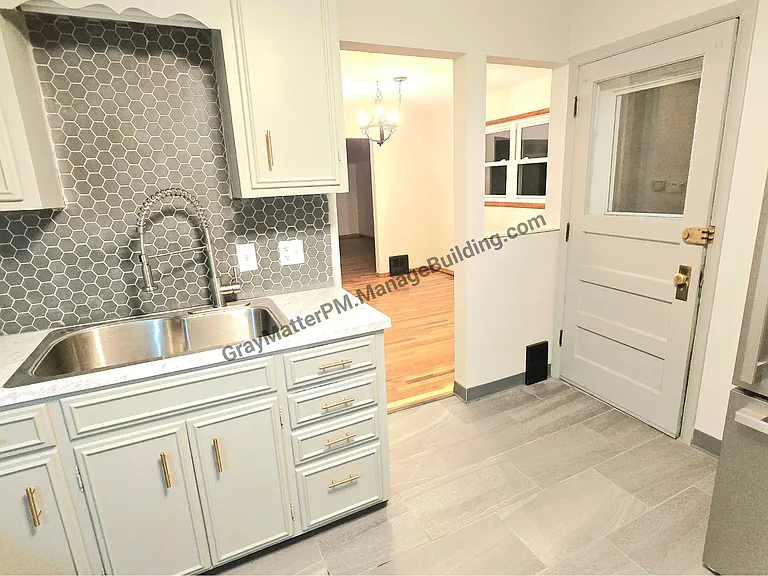 738 E 35th St — Photo 3