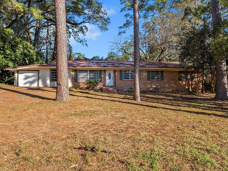1902 Sunset Ln — Photo 2