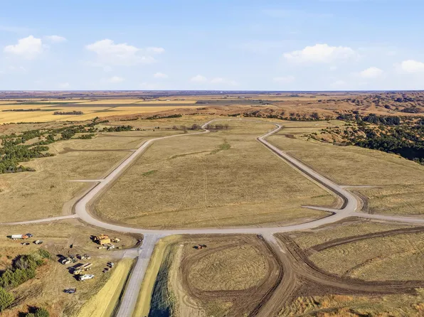 3 Cedar Blf, Brady, NE 69123