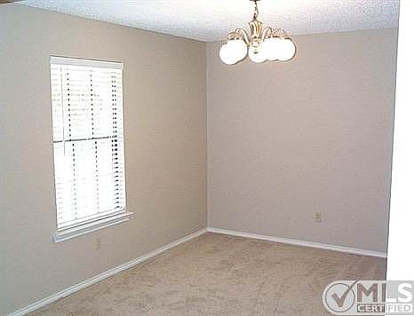 4th image of 1887 Hillcrest Dr
