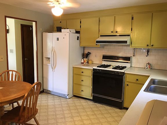 3rd image of 29 Village Gate Dr