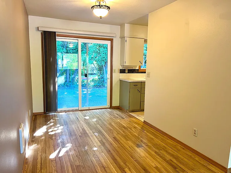 300 Lincoln St — Photo 5