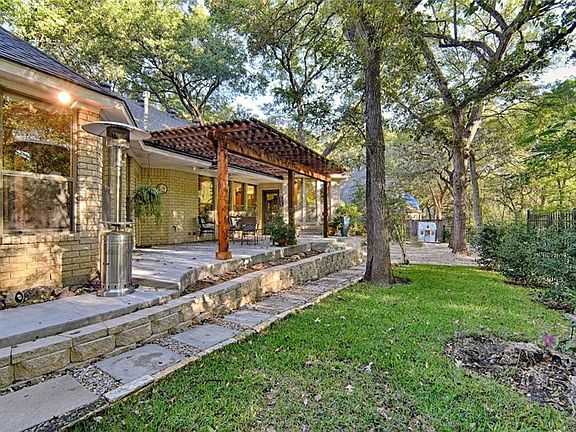 3rd image of 912 Trail Wood Ct
