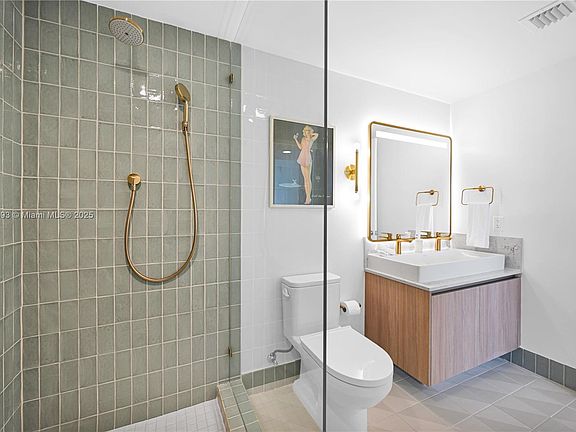 4th image of 159 NE 6th St #3901