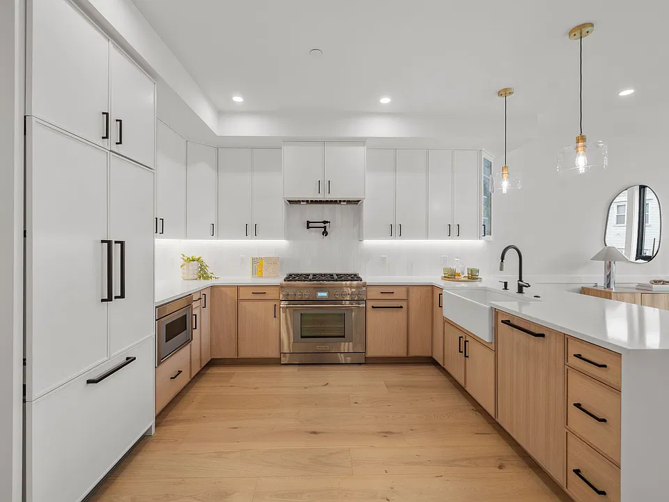 136 W 8th St #3