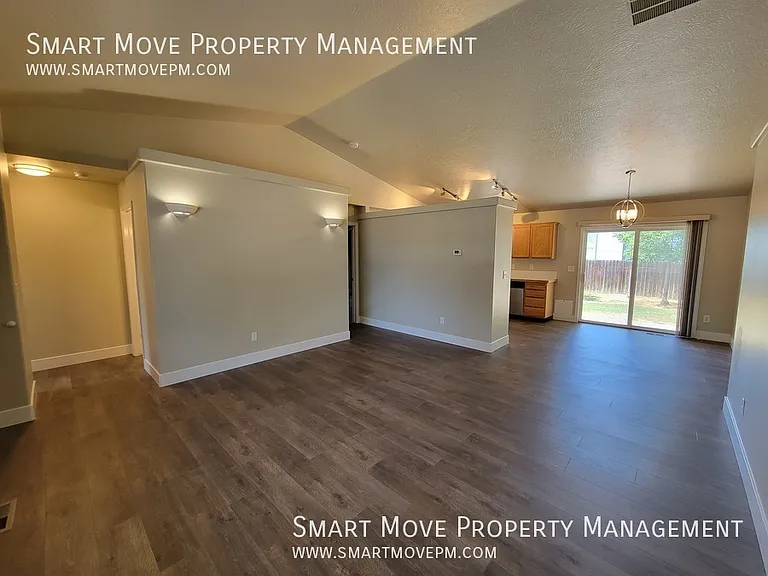 1067 N Crestley Ave — Photo 5