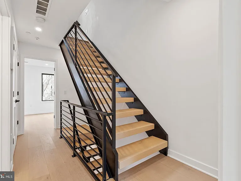 2209 Montrose St — Photo 15