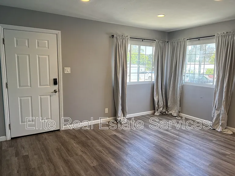 6373 Osler St — Photo 6
