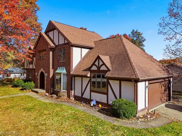 951 S Azalea Blvd, Barberton, OH 44203