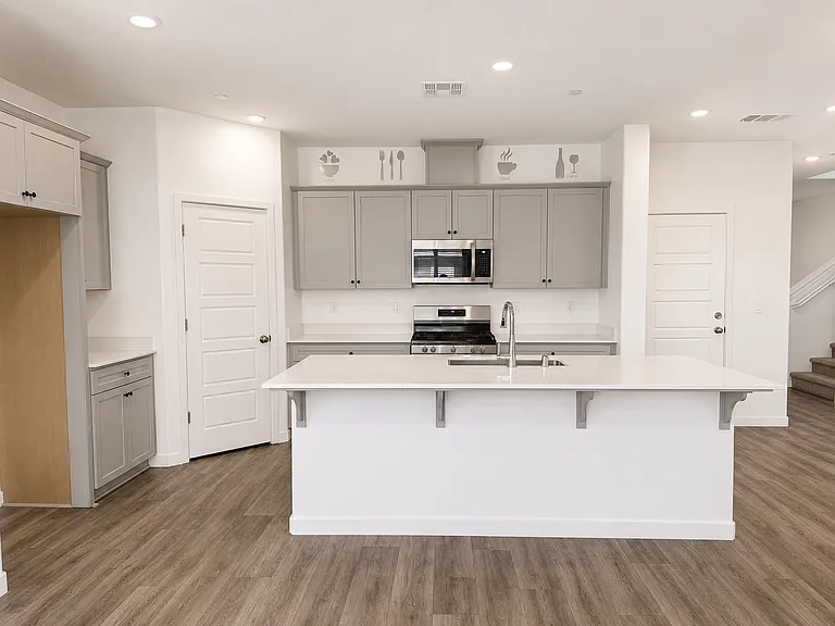 2806 N Applegate Ave — Photo 3