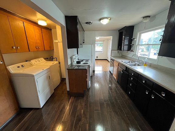 Conveniently designed laundry and kitchen with open layout, makes chores a breeze!
