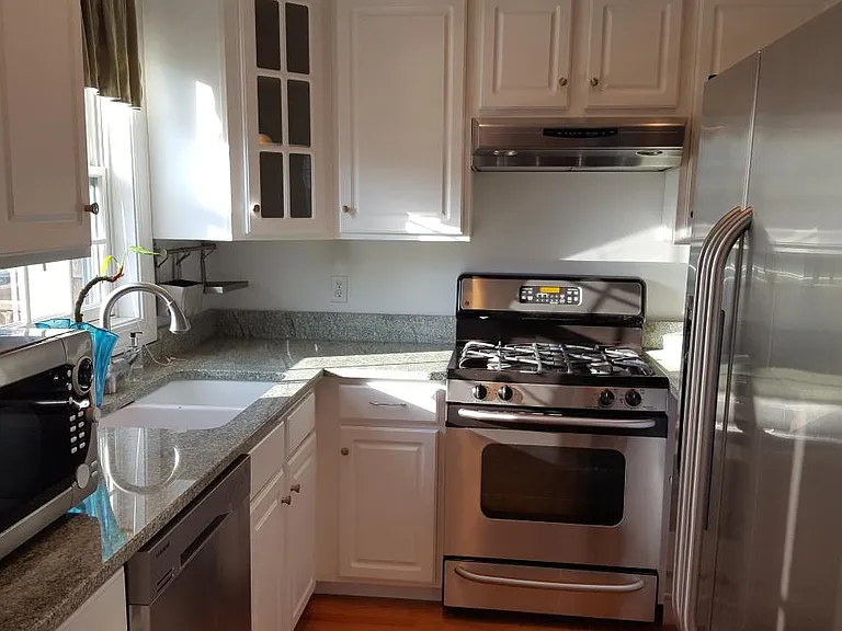 523 Hancock St — Photo 3