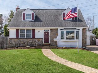 4 Midtown Rd, Carle Place, NY 11514