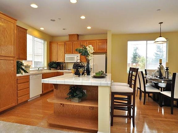 3rd image of 124 Toyon Ln