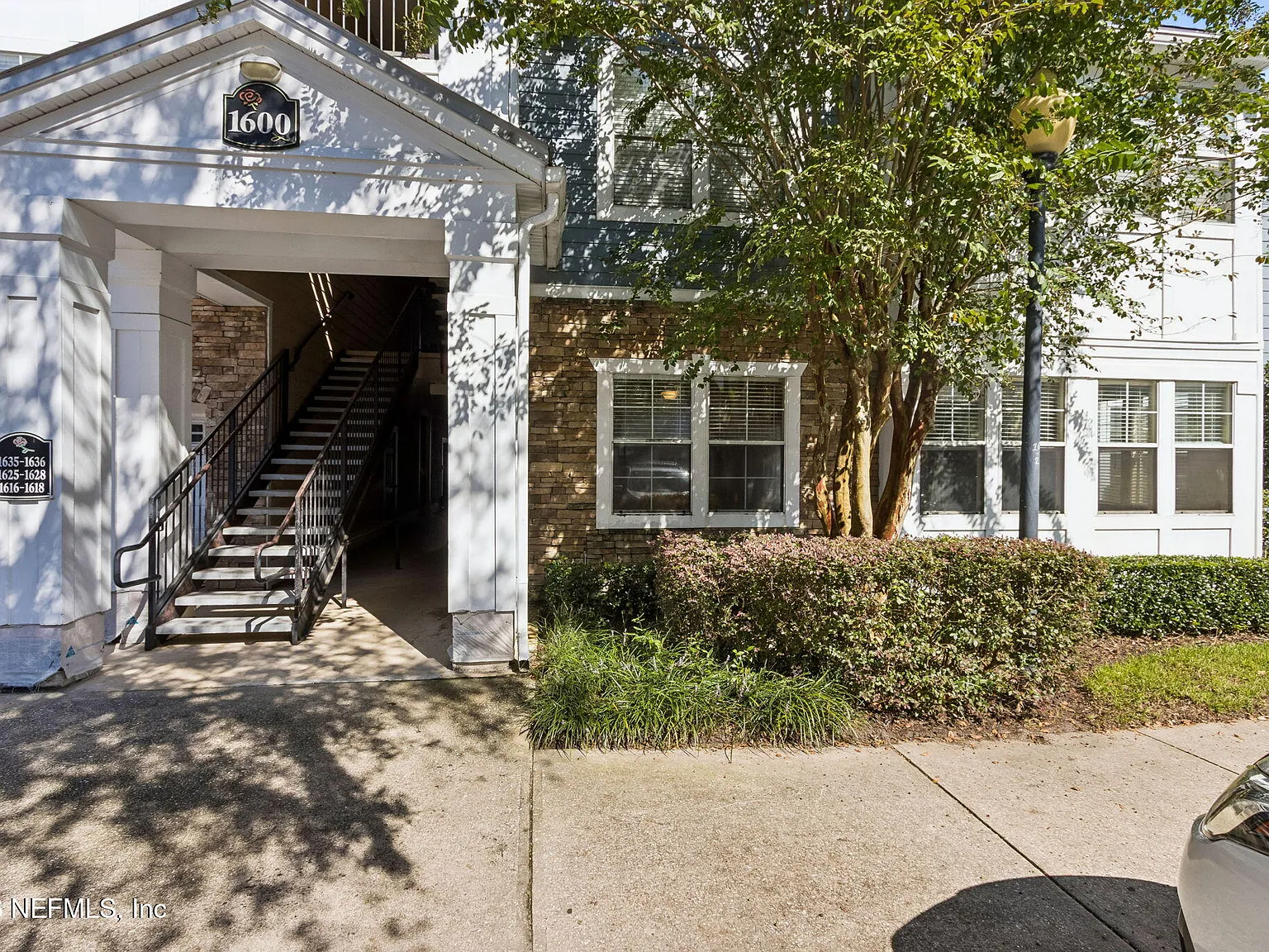 3 bed, 2.0 bath, 1345 sqft, $1,900 — Photo 2