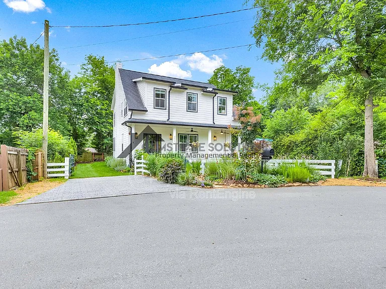 704 W End Cir — Photo 2
