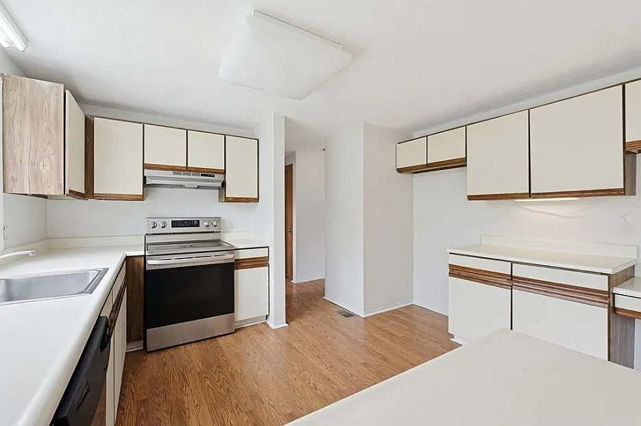 3 bed, 2.5 bath, 2490 sqft, $3,700 — Photo 3