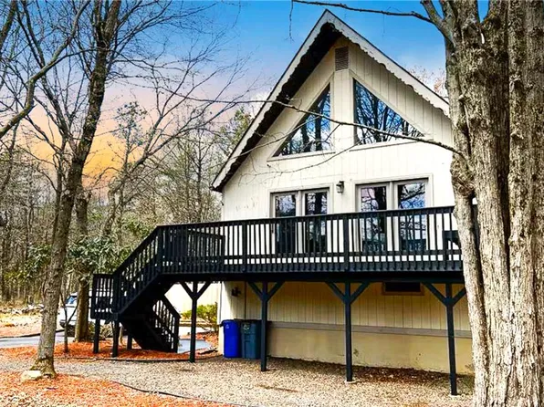 1217 Glade Dr, Long Pond, PA 18334