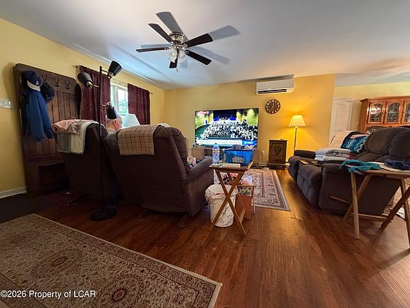4th image of 143 E Lake Valley Dr