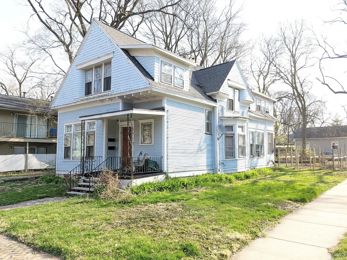 210 S Grove St photo 1