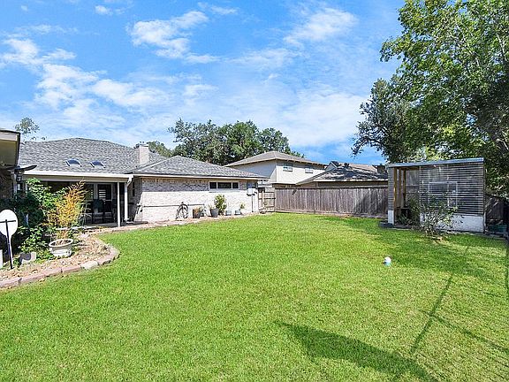 3rd image of 216 Palm Aire Dr