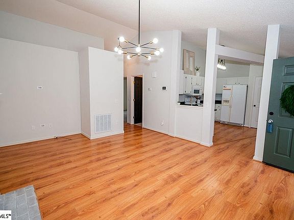4th image of 611 Oak Valley Dr