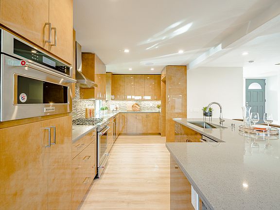 3rd image of 423 Bolero Way