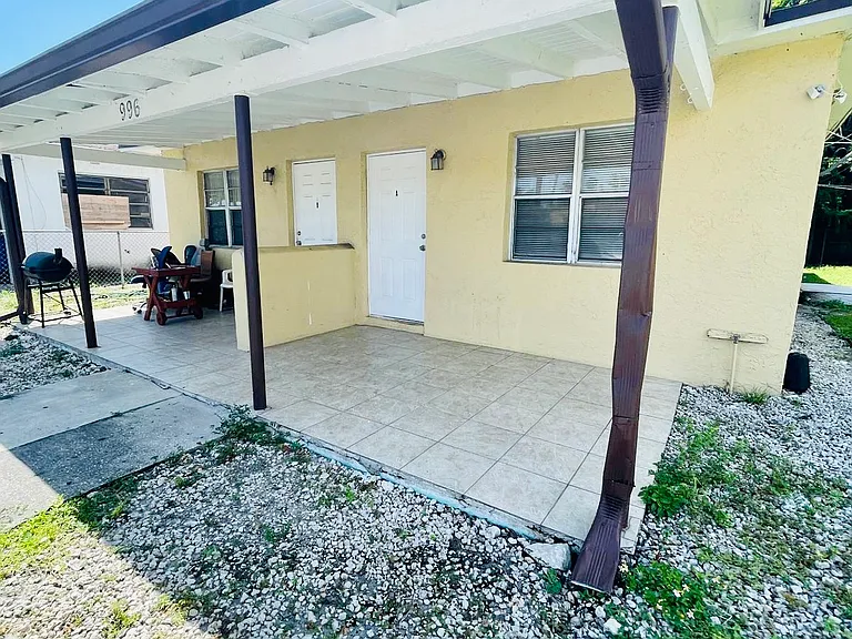 996 NW 10th St #A — Photo 4