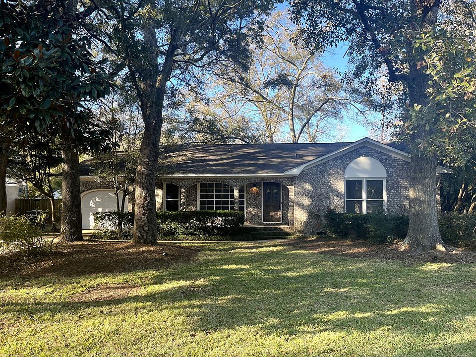 Speckled brick ranch. Beautiful oak canopy.