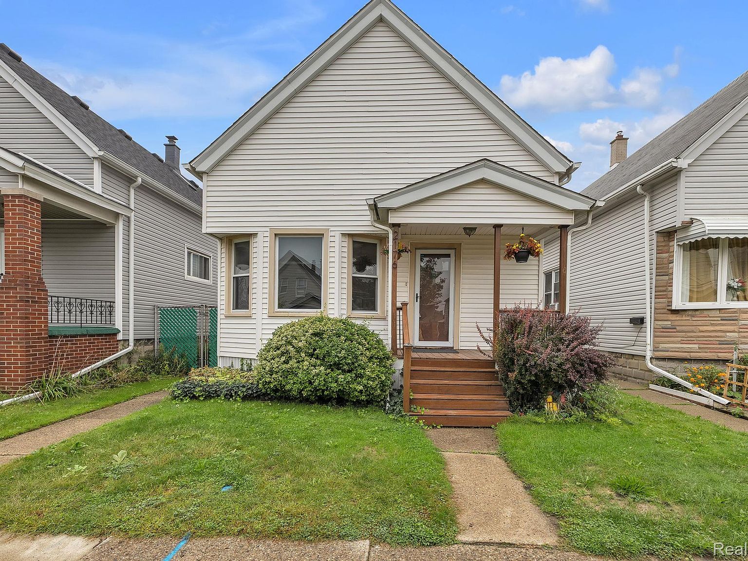 2176 Trowbridge St, Hamtramck, MI 48212